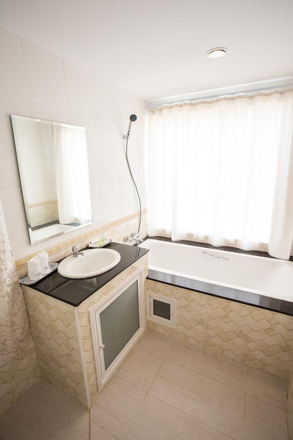 White House Hotel Tak Luaran gambar
